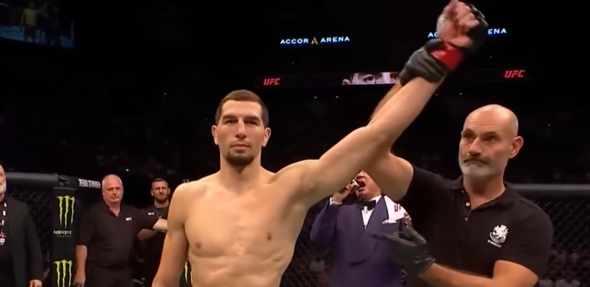 STIGLA NOVA ZVEZDA U SVETU BORILAČKIH SPORTOVA Habibijev naslednik oduvao protivnika iz ringa za manje od 20 sekundi (VIDEO)