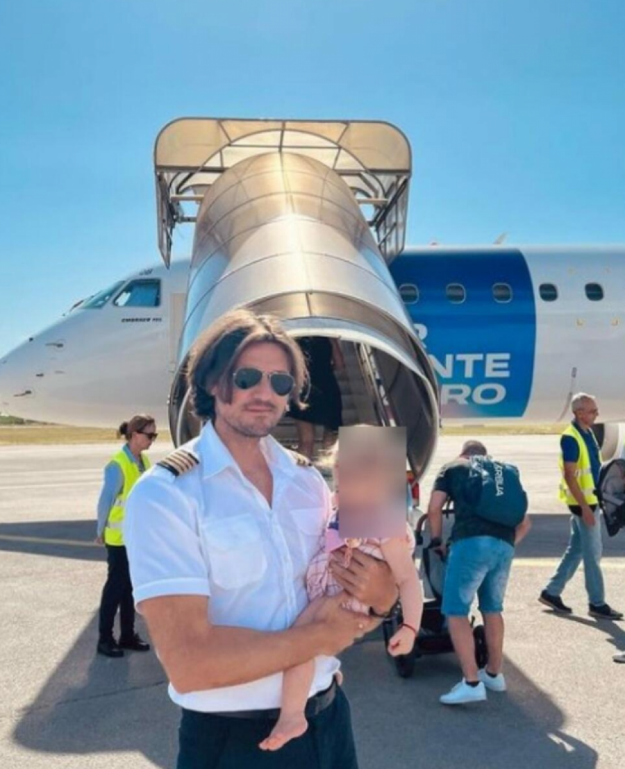 OVE POZNATE DAME SU ODLEPILE ZA PILOTIMA Njih je spojio avion, a ova pevačica voli zgodnog kapetana