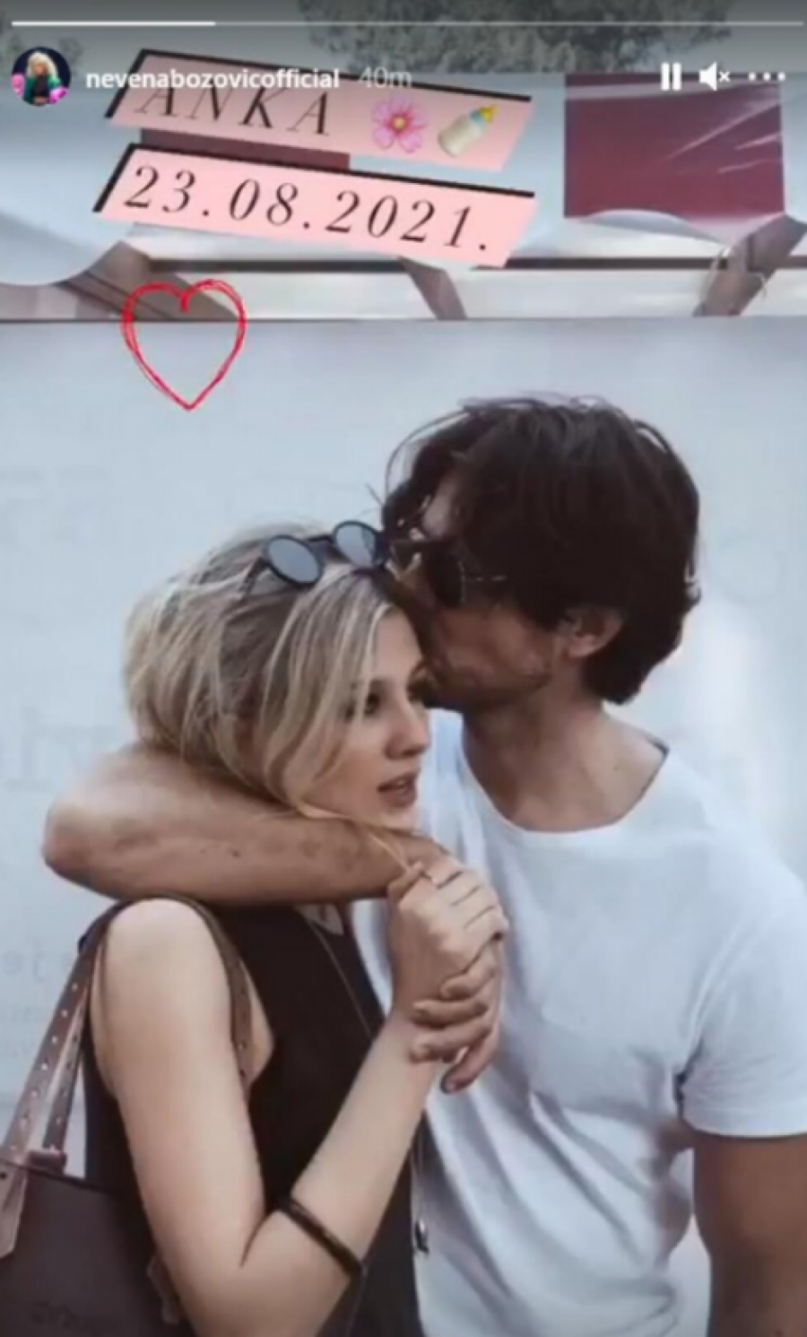 OVE POZNATE DAME SU ODLEPILE ZA PILOTIMA Njih je spojio avion, a ova pevačica voli zgodnog kapetana