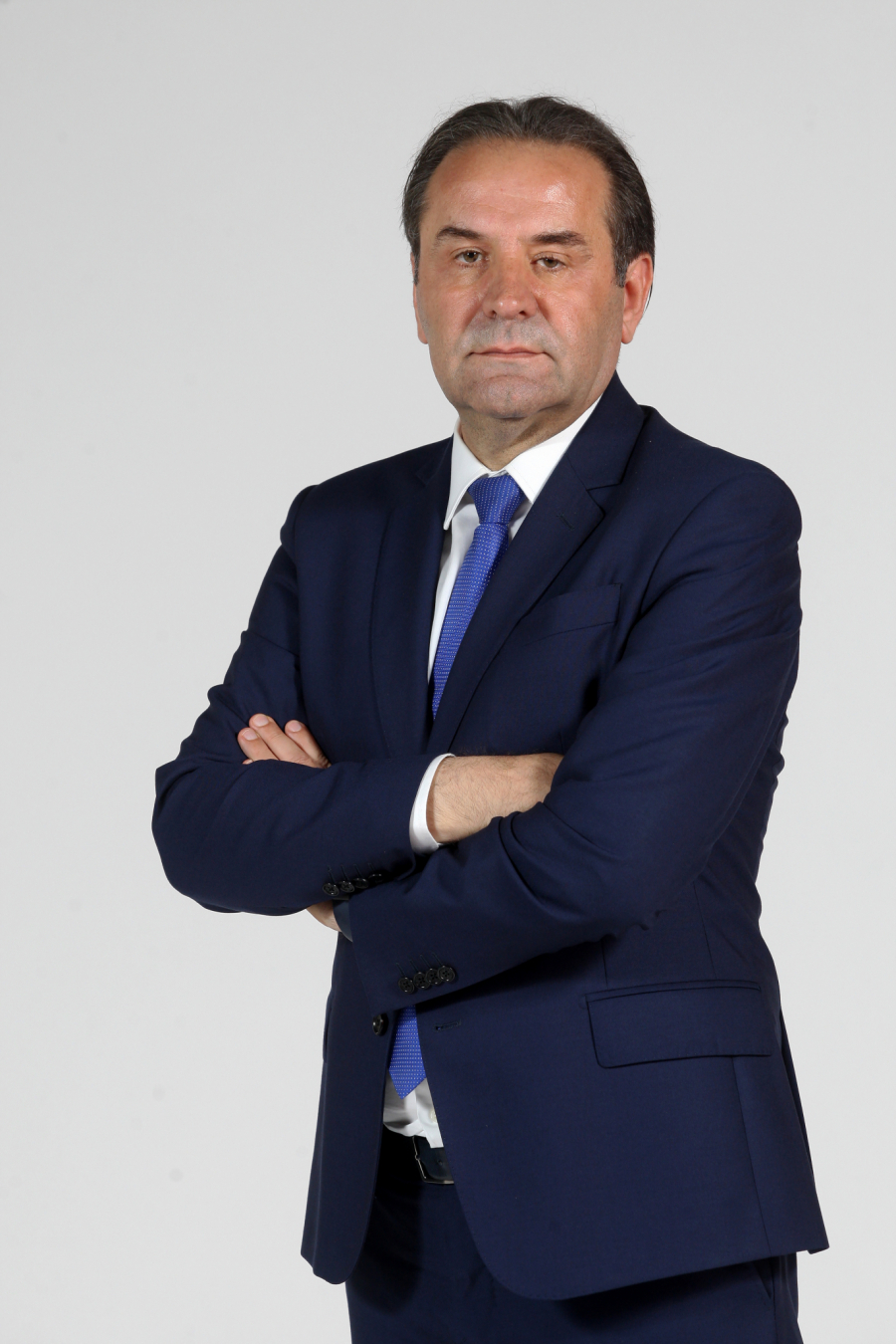 POZNATI POLITIČAR SPREMA HAOS NA ESTRADI Otkriveno ko piše pesme Ani Bekuti i Halidu Muslimoviću