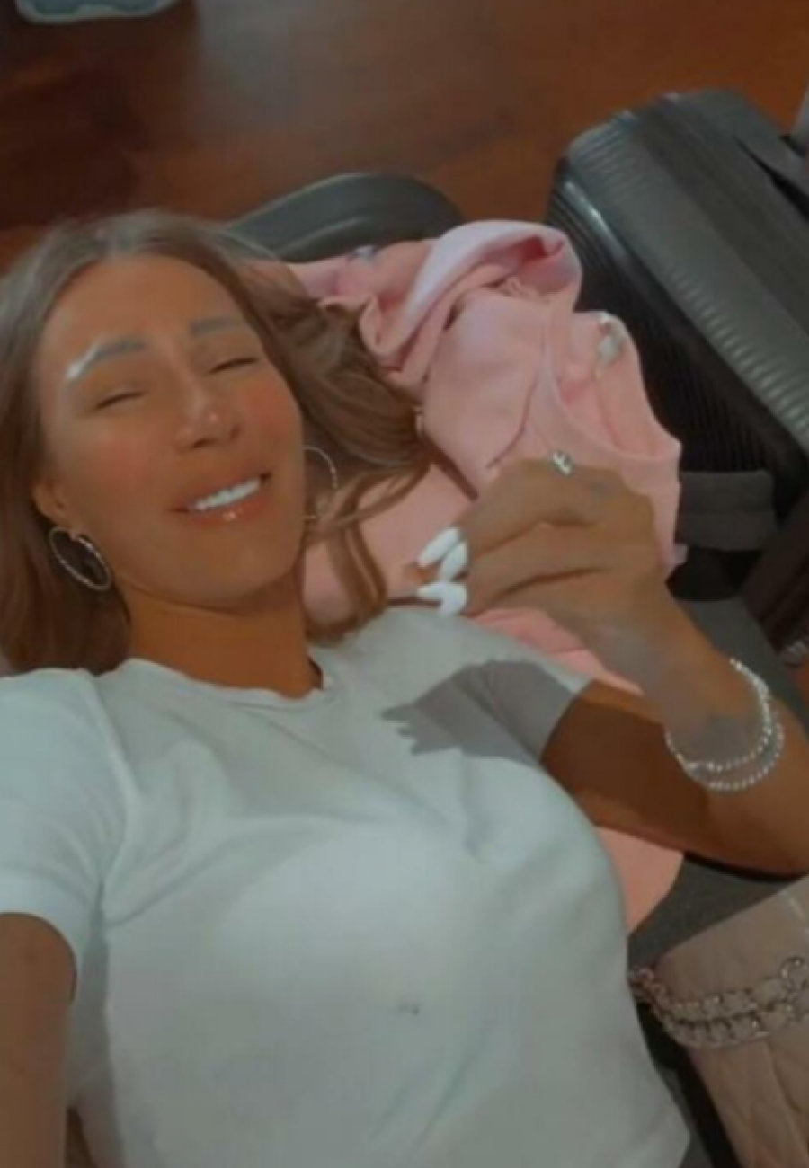 VESNA ĐOGANI PRILEGLA NA AERODORMU Pevačica u opuštenom izdanju i bez šminke, ljudi je gledali u čudu (VIDEO)