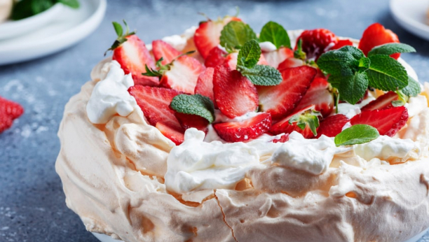 PAVLOVA TORTA JEDNA OD NATRAŽENIJIH NA INTERNETU: Donosimo vam recept za slatkiš za koji se uvek traži parče više
