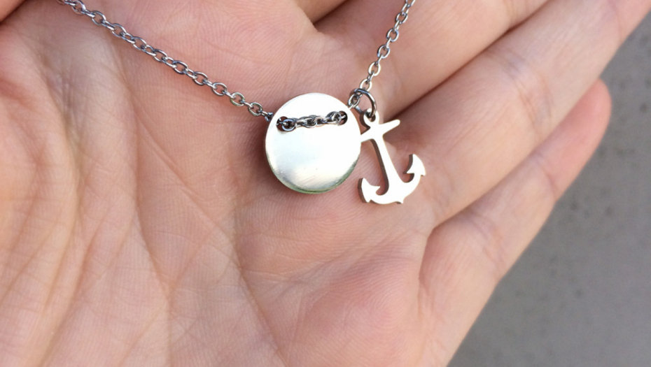 ZAŠTO JE DOBRO IMATI SIDRO NA NAKITU Privezak na lančiću ili narukvici ima moć da privlači čarobne stvari