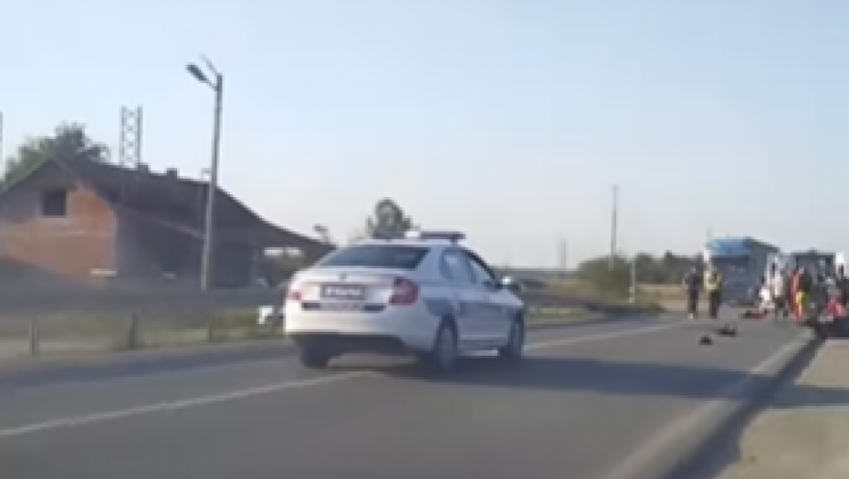 TEŠKA SAOBRAĆAJKA NA IBARSKOJ Direktan sudar automobila i motocikla (VIDEO)