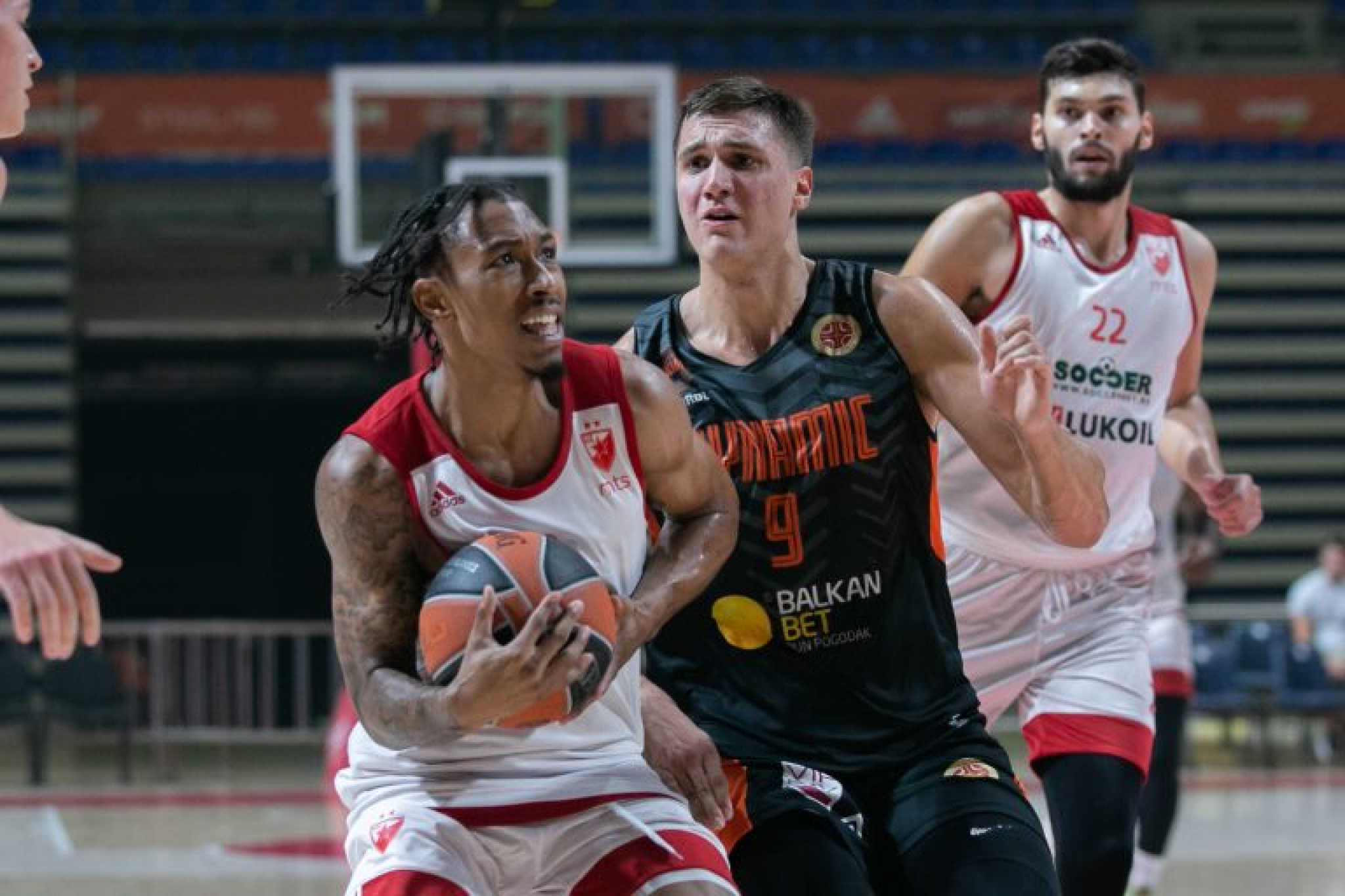 CRVENO-BELI STARTOVALI POBEDOM Zvezda savladala Dinamik, novajlije raspucane na debiju