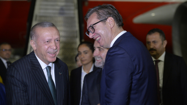 IZRAZ OGROMNOG PRIJATELJSTVA Aleksandar Vučić dočekao Erdogana, dva lidera potom učinila nešto što se retko viđa (FOTO/VIDEO)