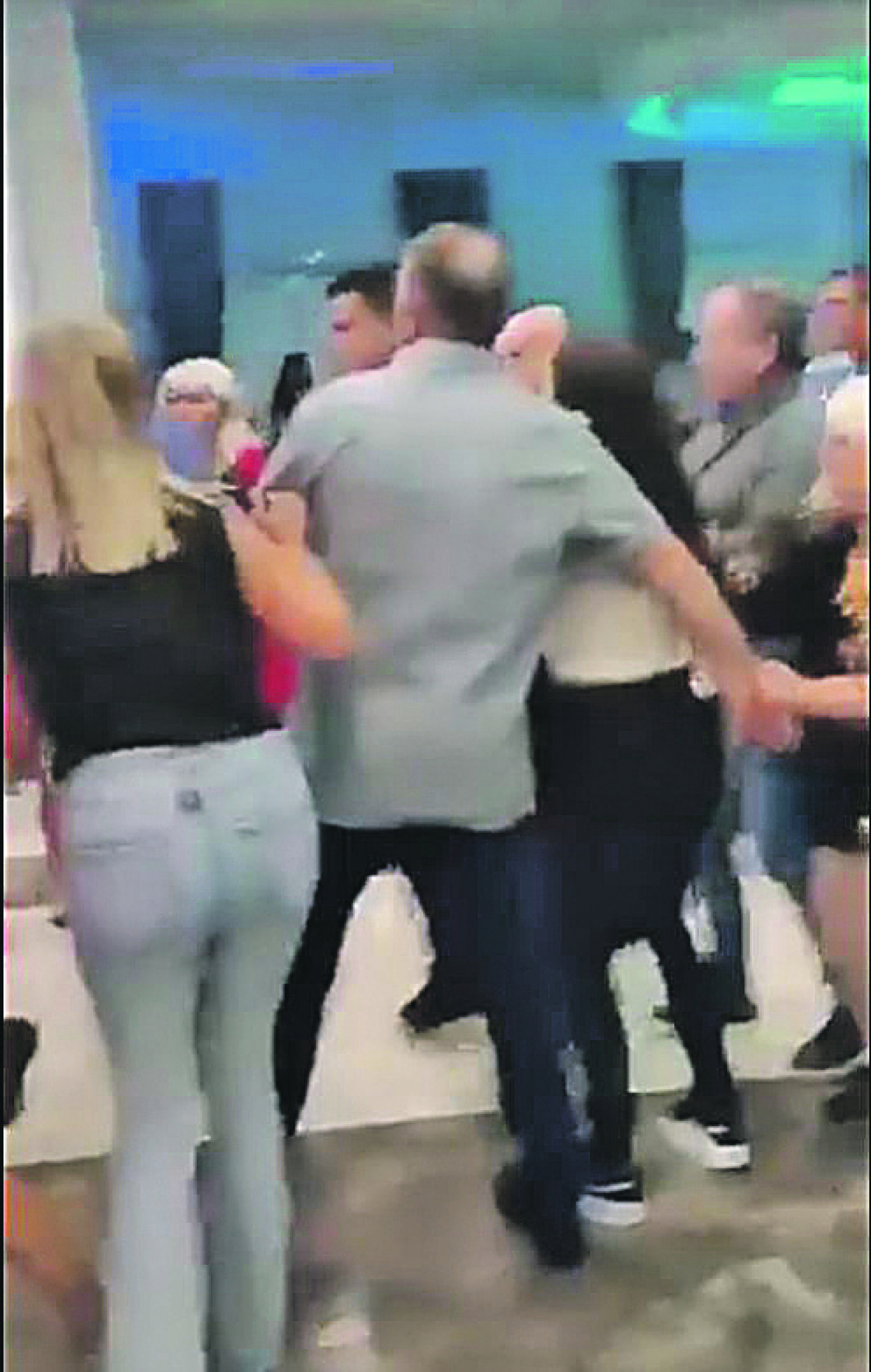 MILICA POŠLA DA SE PRESVUČE PA NASTAO HAOS: Pretukli mladu na njenoj svadbi!