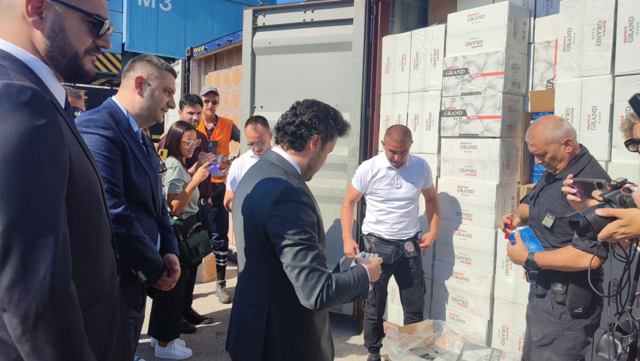 "ŠVERC CIGARETA KLINIČKI MRTAV!" Pale tone cigareta u Baru, oglasio se Abazović! (VIDEO)