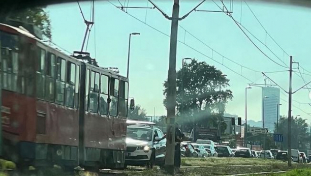 UDES KOD SAJMA! Sudarili se tramvaj i putnički automobil, vozač prevezen u Urgentni centar!