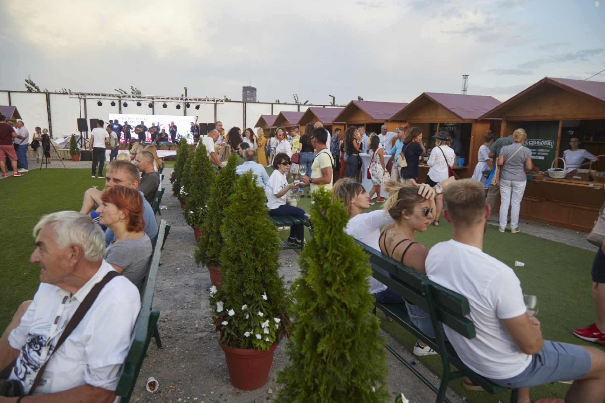 RAPSODIJA DOBRIH UKUSA NA SAVA PROMENADI Na Good Food & Wine festivalu, 24. septembra, više od 100 izlagača - degustacija vina, zlatiborske pršute, vojvođanske kobasice...