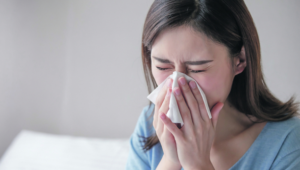 KORONA KORISTI SVAKU PRILIKU Vreme je odlično za širenje infekcija: Misle da je alergija, a šire novi soj!