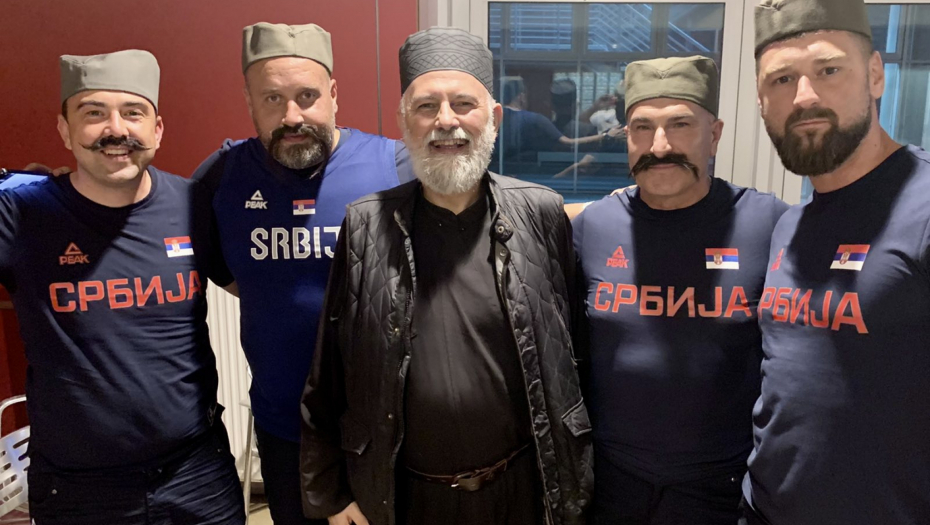 EKSKLUZIVNO Sveštenik Srđan Jablanović bodrio srpske košarkaše u Pragu: Momci, neka vas Bog blagoslovi (VIDEO)