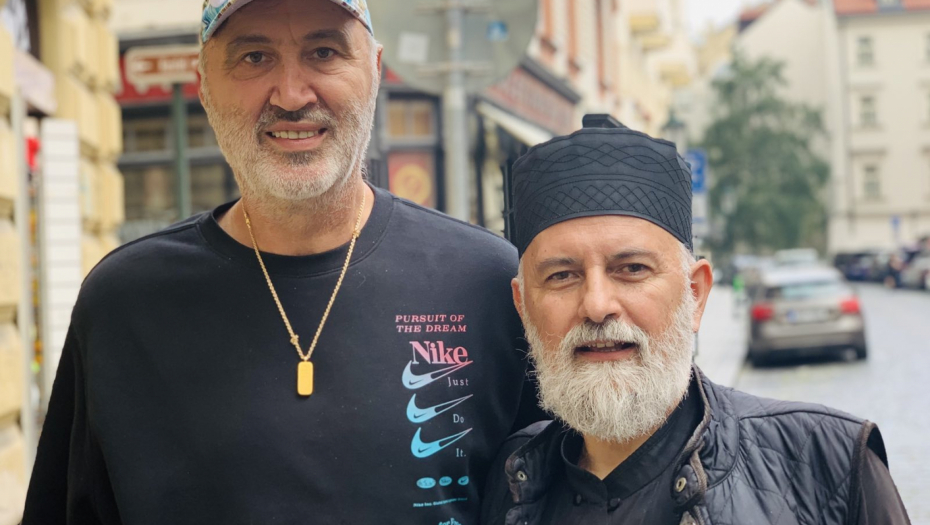 EKSKLUZIVNO Sveštenik Srđan Jablanović bodrio srpske košarkaše u Pragu: Momci, neka vas Bog blagoslovi (VIDEO)