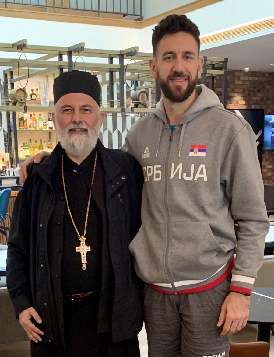 EKSKLUZIVNO Sveštenik Srđan Jablanović bodrio srpske košarkaše u Pragu: Momci, neka vas Bog blagoslovi (VIDEO)