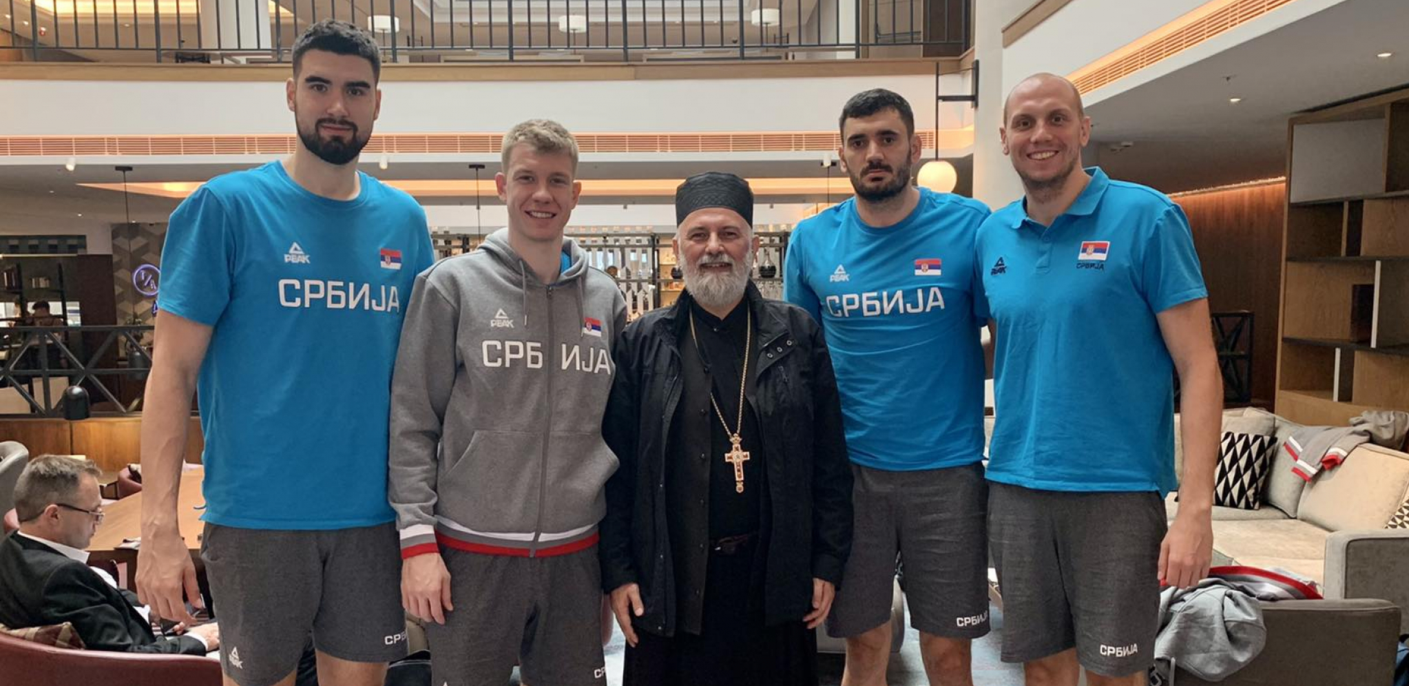 EKSKLUZIVNO Sveštenik Srđan Jablanović bodrio srpske košarkaše u Pragu: Momci, neka vas Bog blagoslovi (VIDEO)
