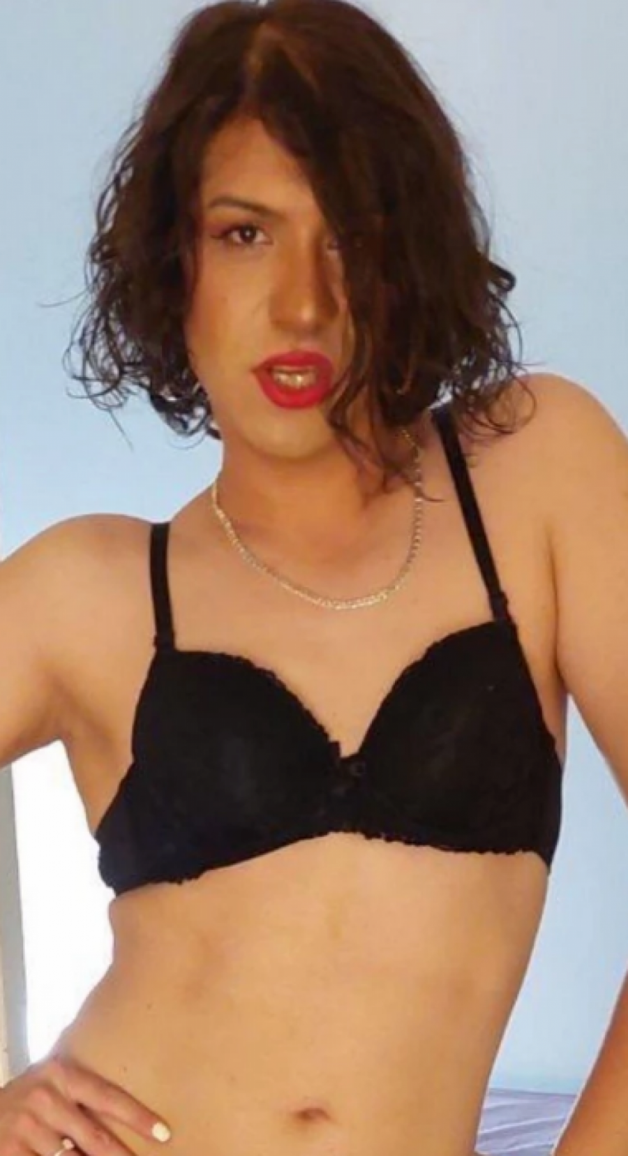 POZIRA U BRUSU SA SPUŠTENOM KOSOM Isplivala nova fotka Zvezde Granda u jeku priča o njegovoj promeni pola, evo kako sada izgleda (FOTO)