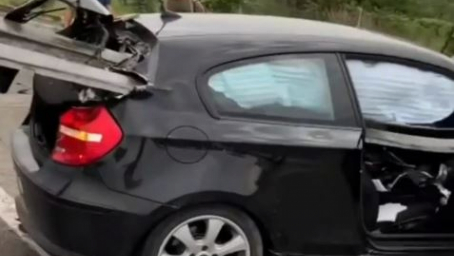 NEVEROVATNA SREĆA U NESREĆI Bankina probila ceo automobil, žena prošla s lakšim povredama!