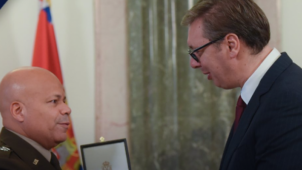 ISKRENOM PRIJATELJU SRBIJE Predsednik Vučić dodelio general-majoru Džonu Harisonu Orden srpske zastave drugog stepena (FOTO)
