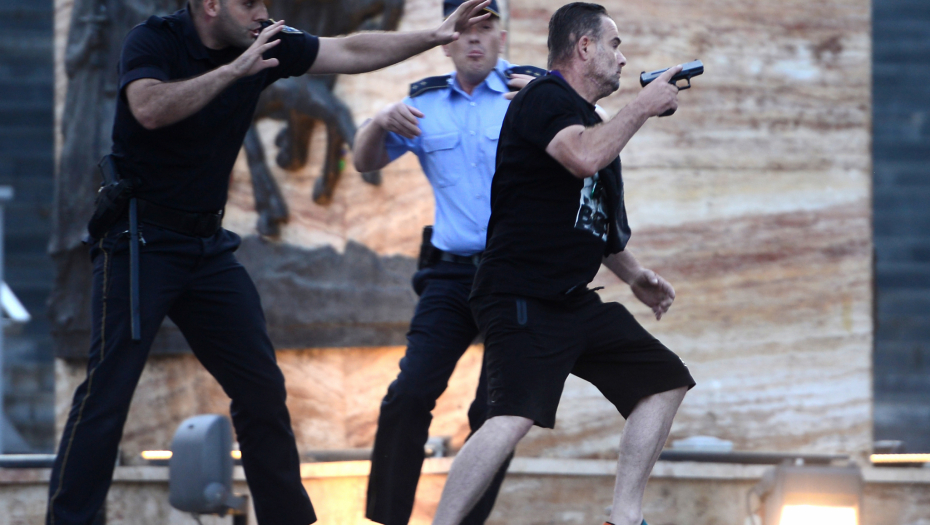 TALAS "INCIDENATA" PROŠIRIO SE BALKANOM Mladić vitlao pištoljem u školi u Tirani