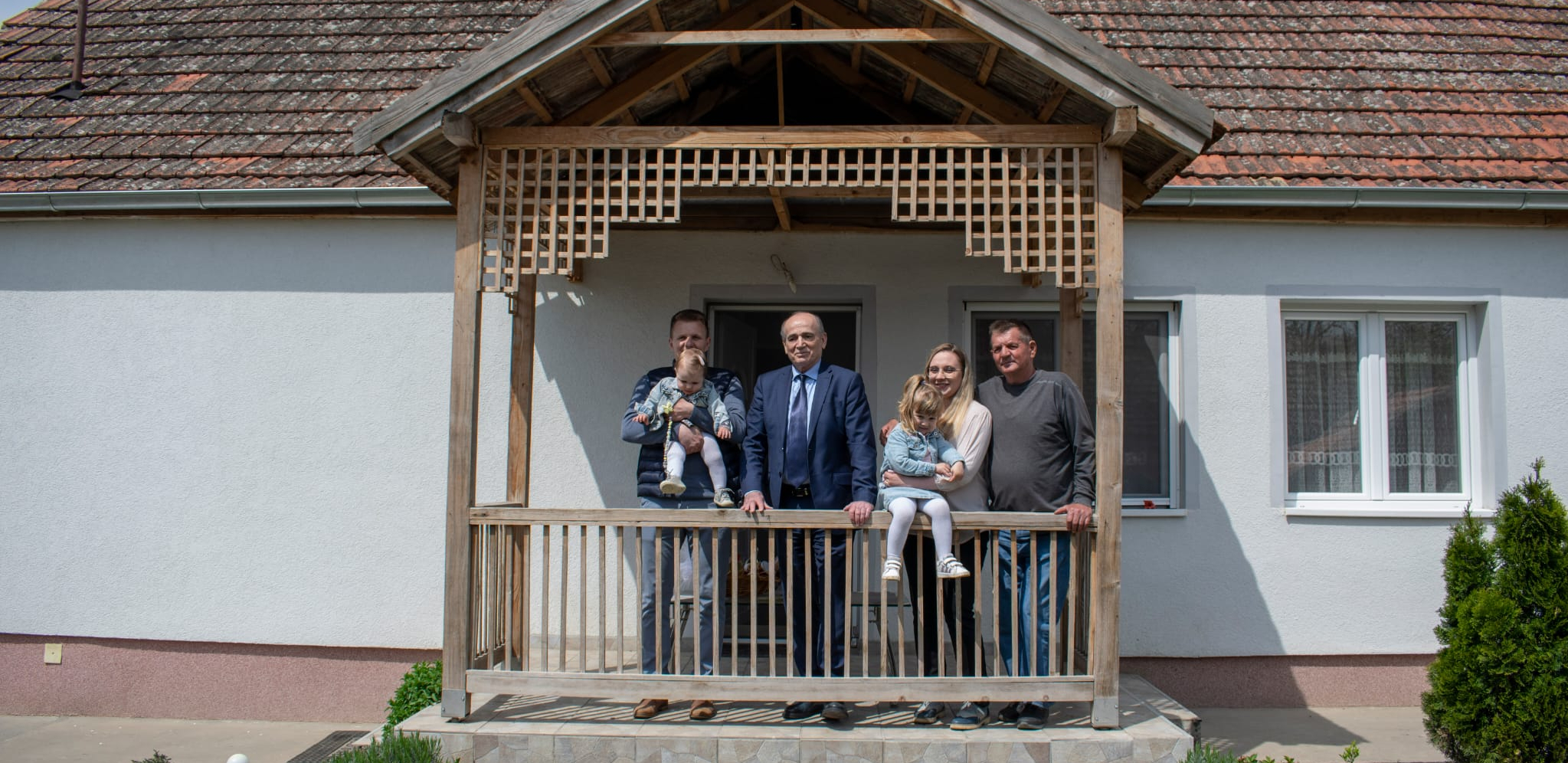 60  PAROVA DOBILO KROV NAD GLAVOM Milan Krkobabić: Još 100 praznih seoskih kuća dobilo je nove, mlade vlasnike