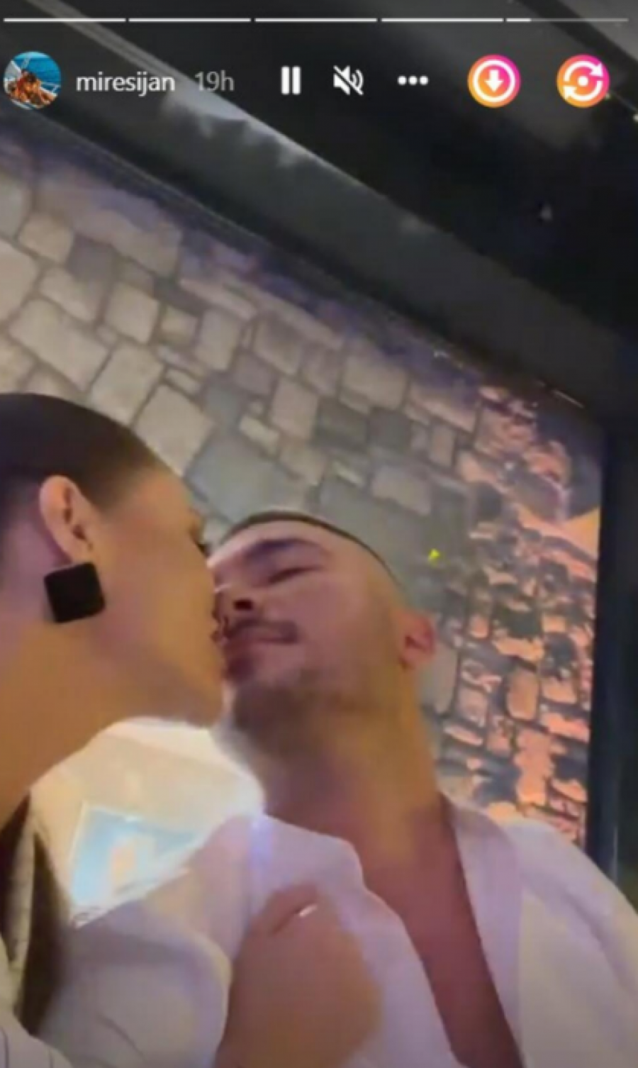 TRUDNA RODIĆKA I MIRKO ŠIJAN U PROVODU Bojana blista, pao i sočan poljubac, odale ih društvene mreže (FOTO)