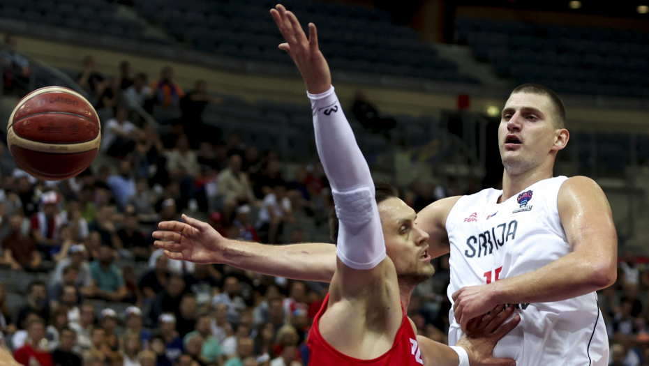 BRUTALNA PODRŠKA ZA JOKIĆA Aron Gordon bodri Srbina protiv Poljaka sa visoko podignuta tri prsta (FOTO)
