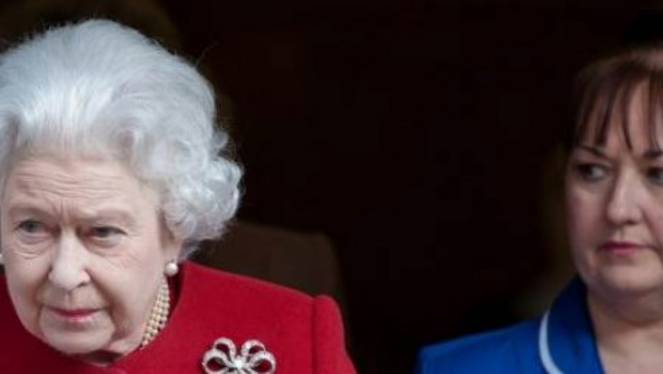 SLUČAJNA FOTOGRAFIJA ODALA TAJNU BRITANSKOG DVORA Mnogi su primetili pojas medicinske sestre sa dva moćna simbola