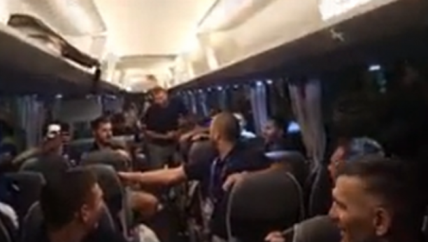 DONČIĆ NAPRAVIO ŠOU Grme srpski narodnjaci u autobusu Slovenaca (VIDEO)