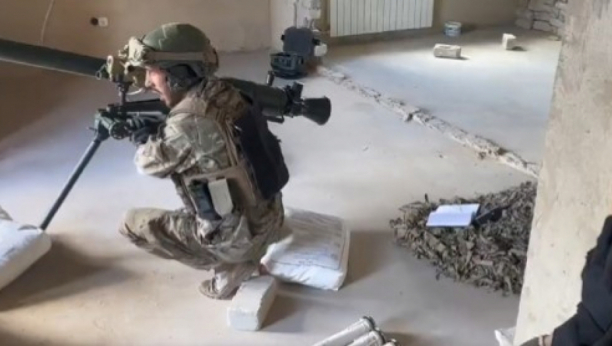 ŠOK SNIMAK S UKRAJINSKOG FRONTA Vojnik ispalio eksplozivni projektil "Koplje" u zatvorenom prostoru (VIDEO)