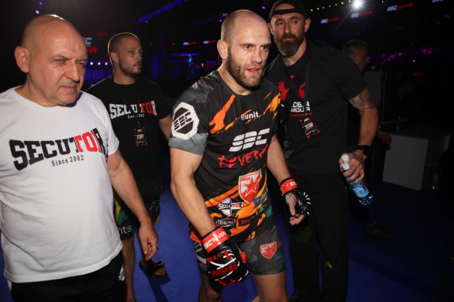 ZVEZDINA NOĆ ZA ISTORIJU Limp u oktagonu junački razvalio Brazilca, 