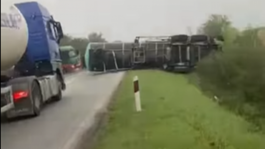 UŽAS! PREVRNULA SE CISTERNA NA PUTU BEOGRAD-ZRENJANIN Vozač kamiona prevezen u bolnicu (VIDEO)