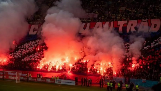 OPŠTA LUDNICA U RUMUNIJI U derbiju druge lige leteli predmeti, padale dimne bombe, policija reagovala (VIDEO) (FOTO)