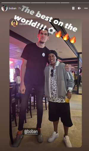 ONI BAŠ ZNAJU DA UŽIVAJU Bobi Marjanović i legendarni Ronaldinjo zajedno na koncertu (FOTO)