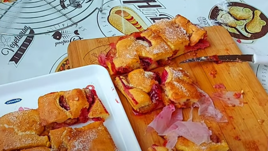 JEDNOSTAVNO SE SPREMA Brz i sočan kolač sa šljivama kakav su pravile naše bake (VIDEO)