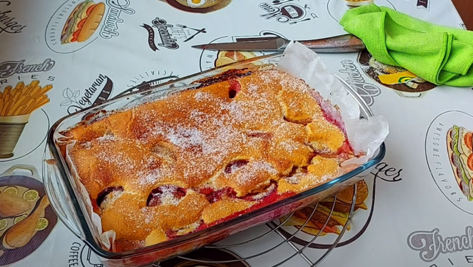 JEDNOSTAVNO SE SPREMA Brz i sočan kolač sa šljivama kakav su pravile naše bake (VIDEO)