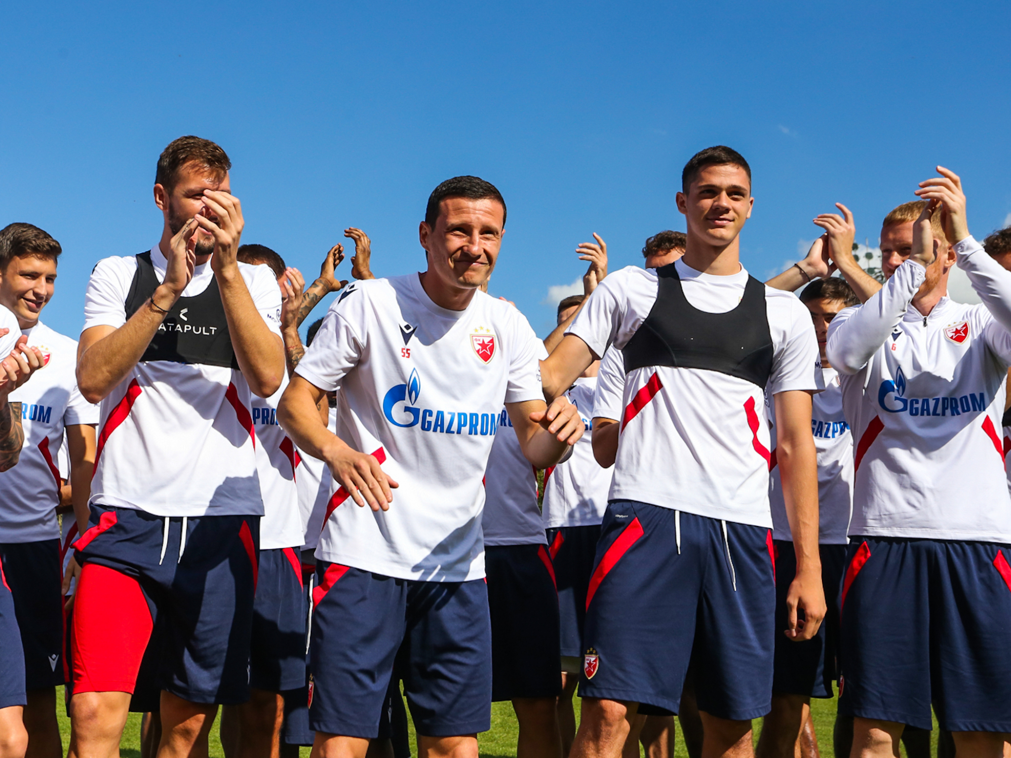 PODRŠKA KADA JE NAJPOTREBNIJE Više od 1.000 navijača Zvezde pratilo trening crveno-belih, posebne poruke za Kataija i Srnića (VIDEO)