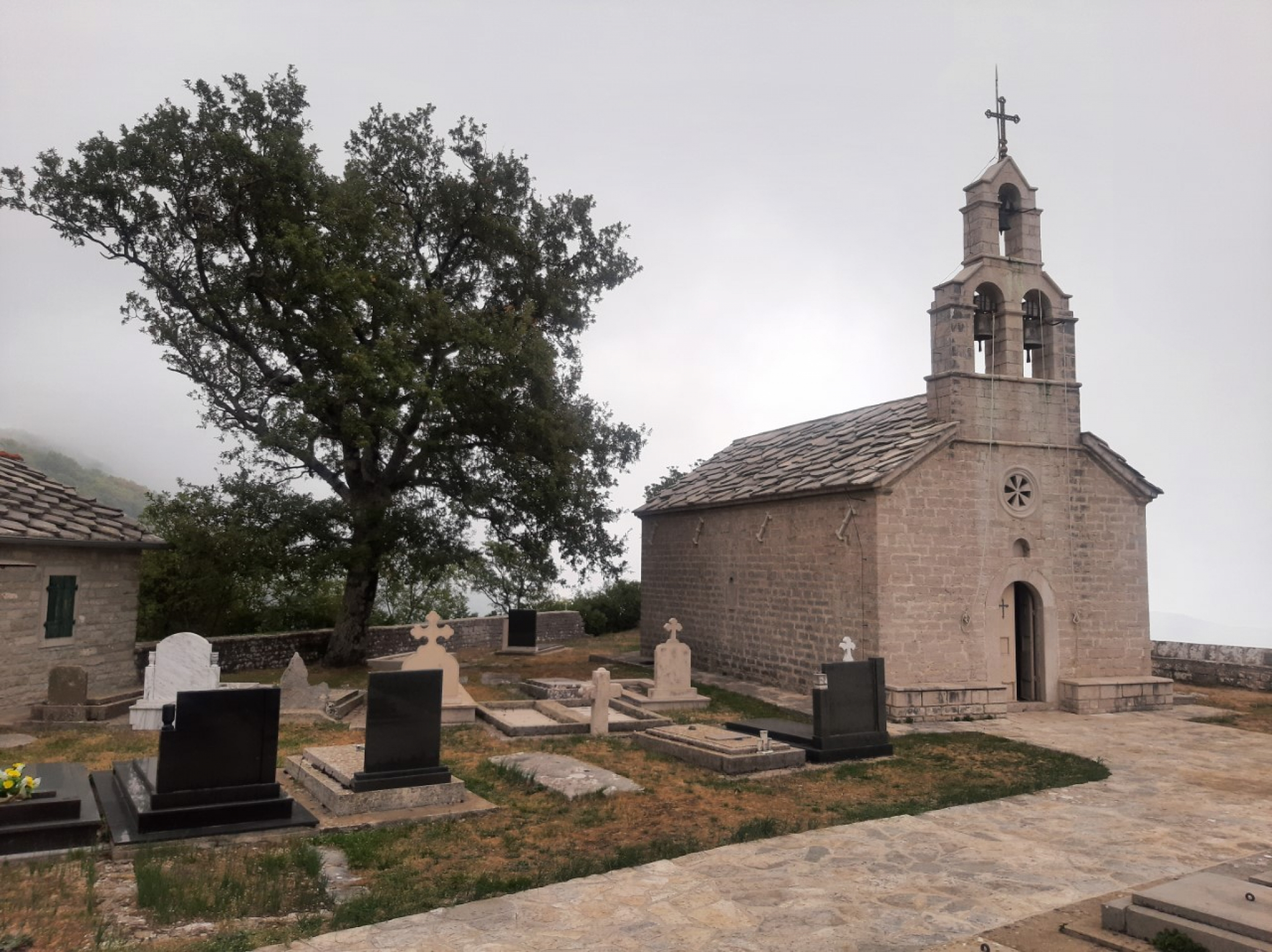PATRIJARH OBIŠAO KAMENO ČUDO ŽLIJEBI Porfirije uživao u društvu proslavljenog vaterpoliste, evo šta ga je oduševilo (FOTO)