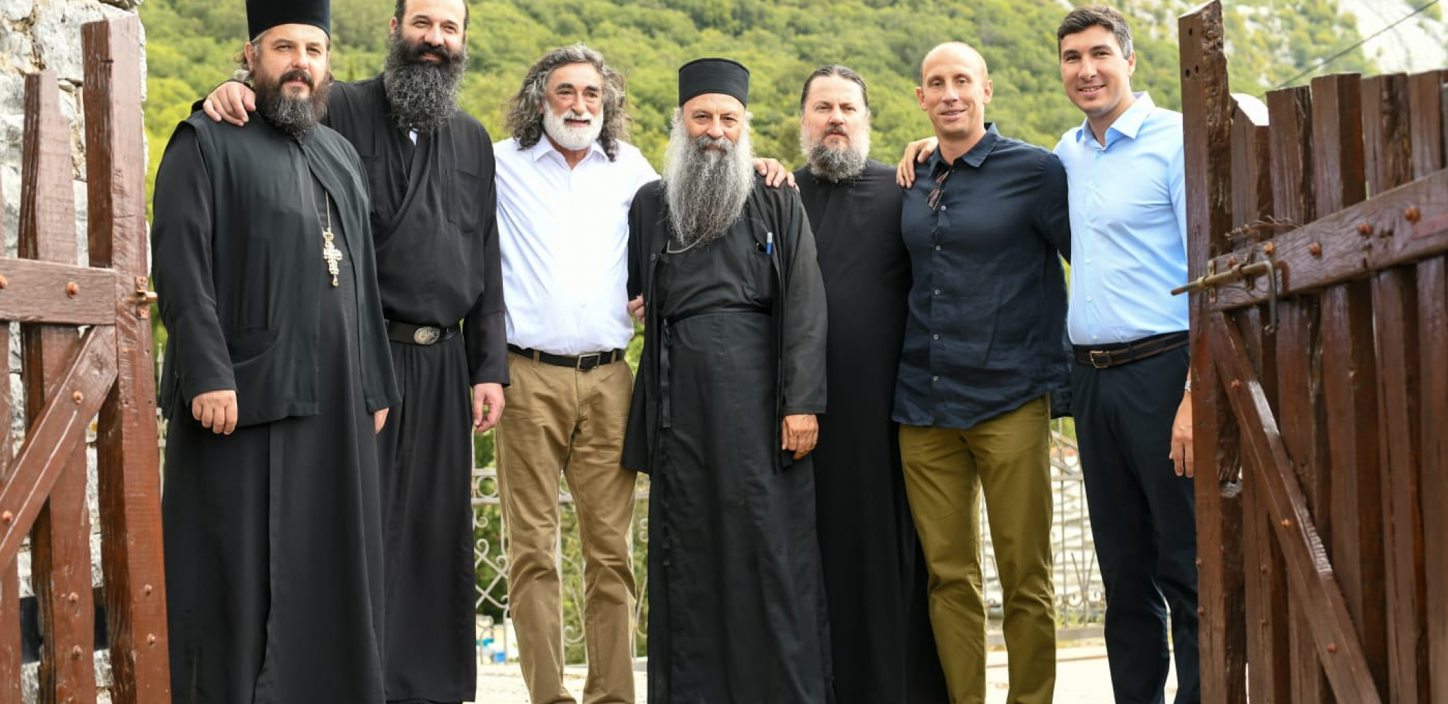 PATRIJARH OBIŠAO KAMENO ČUDO ŽLIJEBI Porfirije uživao u društvu proslavljenog vaterpoliste, evo šta ga je oduševilo (FOTO)