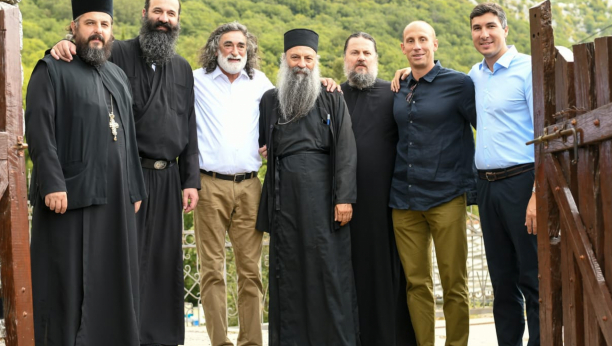 PATRIJARH OBIŠAO KAMENO ČUDO ŽLIJEBI Porfirije uživao u društvu proslavljenog vaterpoliste, evo šta ga je oduševilo (FOTO)