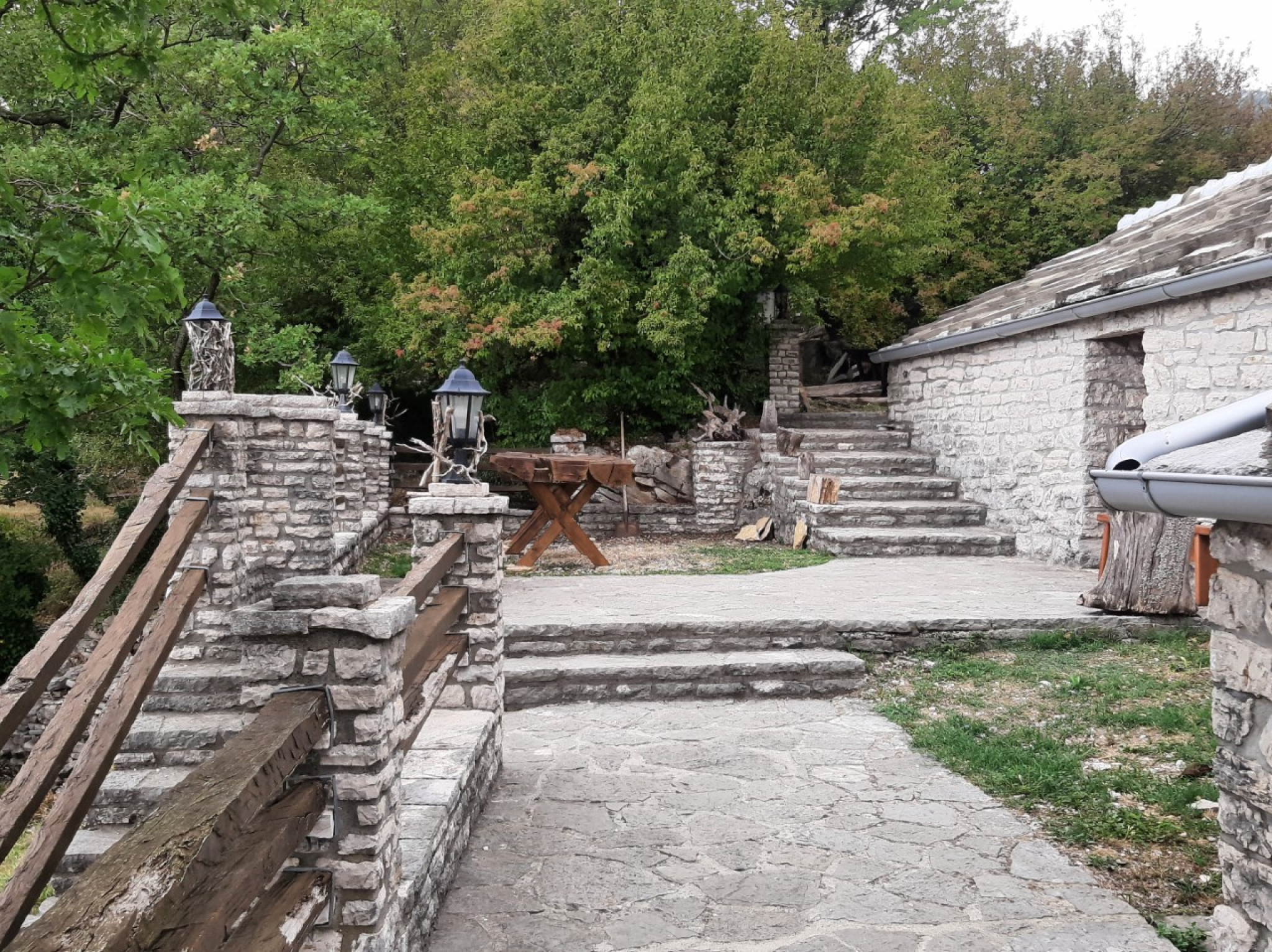 PATRIJARH OBIŠAO KAMENO ČUDO ŽLIJEBI Porfirije uživao u društvu proslavljenog vaterpoliste, evo šta ga je oduševilo (FOTO)
