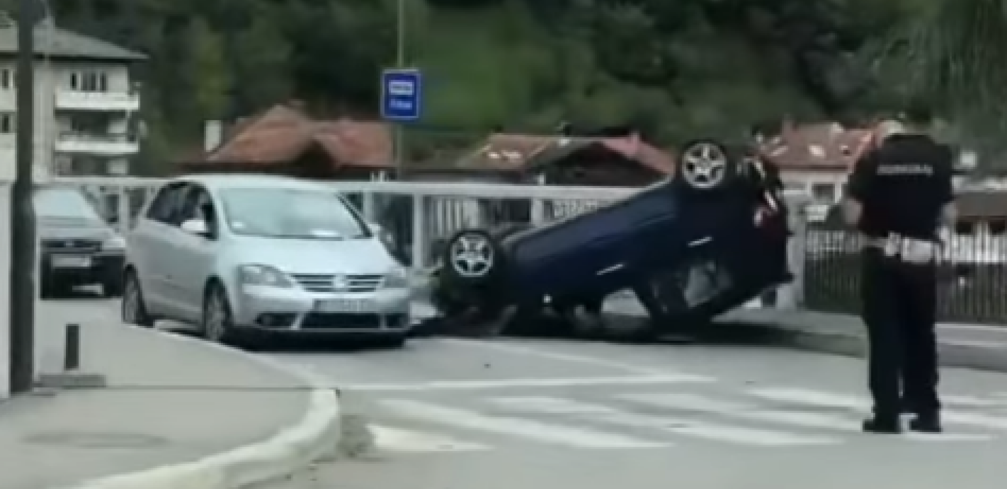 KAKO BRATE MOJ?  Automobil nekim "čudom" završio na krovu u Prijepolju (VIDEO)