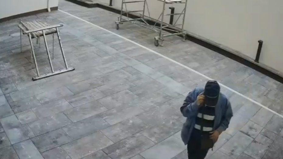 KAMERE SNIMILE LOPOVA SA VOŽDOVCA Na fotografijama se vidi kako krade alat iz zgrade i odlazi, ako ga prepoznate obavestite policiju (FOTO)