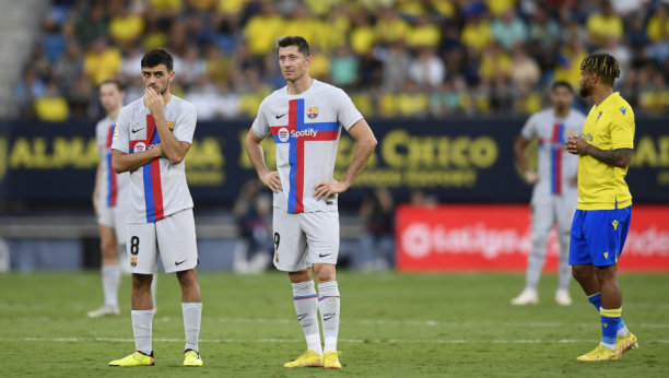 DRAMA NA BARSELONINOJ UTAKMICI Prekinut meč, hitna pomoć se bori za život navijača (VIDEO)