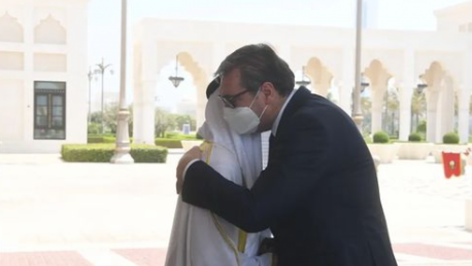 "DOBRO DOŠAO U SVOJU DRUGU OTADŽBINU" Svečani doček za Vučića u Abu Dabiju, 21 plotun u čast predsednika Srbije (FOTO)