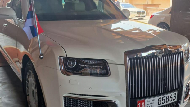 U NJEMU SU SE VOZILI SAMO VUČIĆ I PUTIN Predsednika u Abu Dabiju prevoze moćnim automobilom (VIDEO)