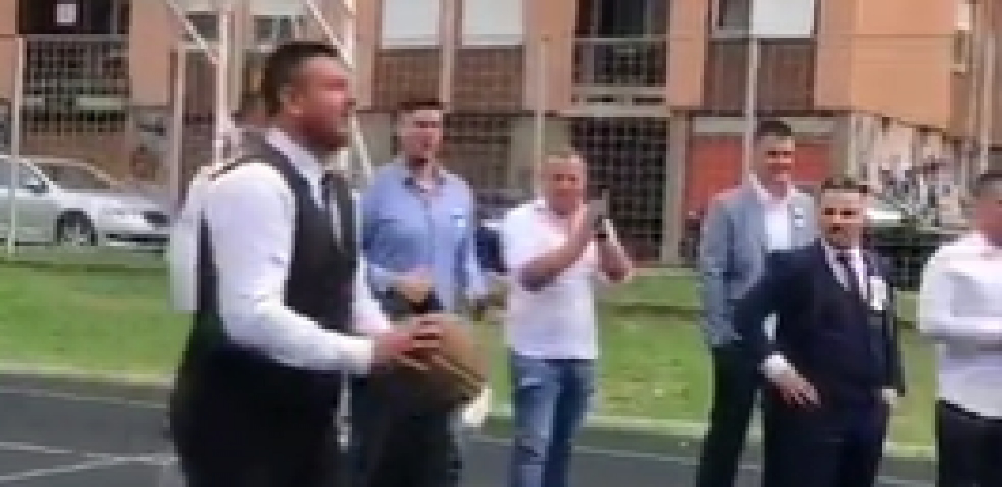 OVO SE MOŽE VIDETI SAMO U SRBIJI Mladoženja došao po mladu, pa umesto da puca u jabuku, morao da pogodi trojku (VIDEO)