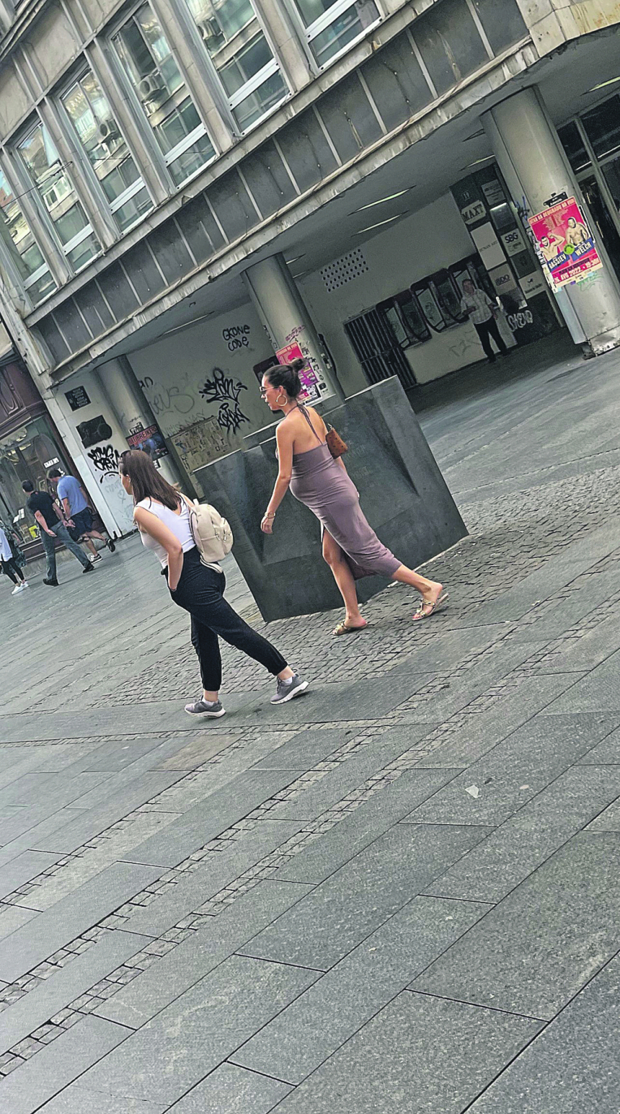 JEDVA ČEKAM DA UZMEM SINA U RUKE Prelepa voditeljka Marija Egelja šopinguje u sedmom mesecu (FOTO)