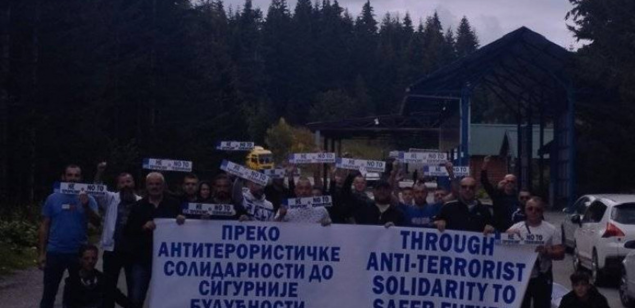 GRAĐANI NA PRELAZU KULA NA KOSOVU Došli su iz Podgorice, zahtevaju zaustavljanje terora nad Srbima na KiM (FOTO)