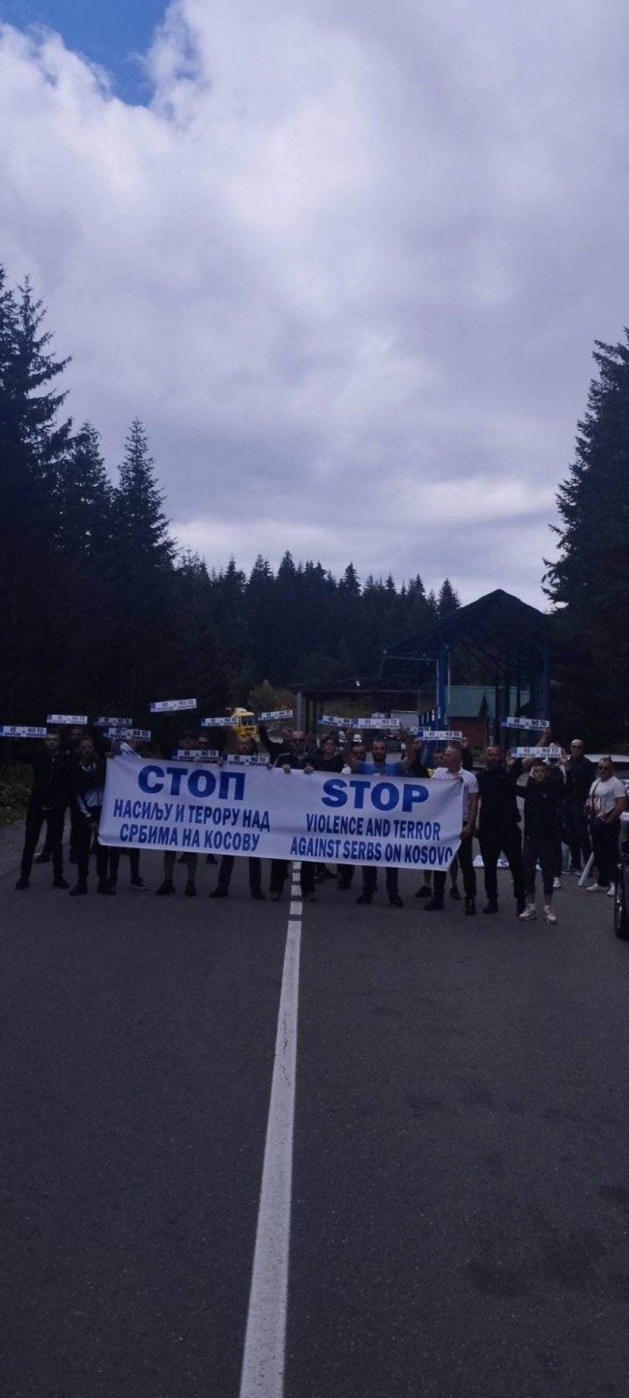 GRAĐANI NA PRELAZU KULA NA KOSOVU Došli su iz Podgorice, zahtevaju zaustavljanje terora nad Srbima na KiM (FOTO)