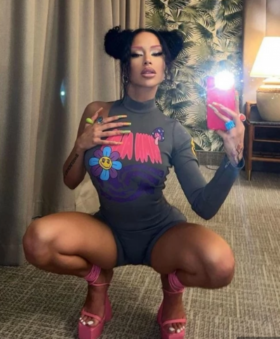 NEPREPOZNATLJIVA Elena Kitić šokirala sve svojim izgledom, ofarbala obrve u roze  (FOTO)